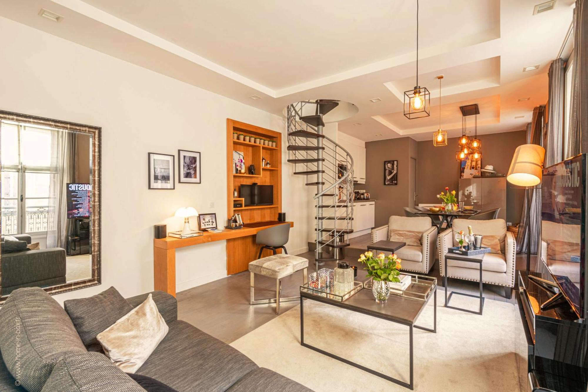 Appartement 1min Walk From Champs Elysees - Avenue Montaigne - Ac - Self-checkin - Working Desk *